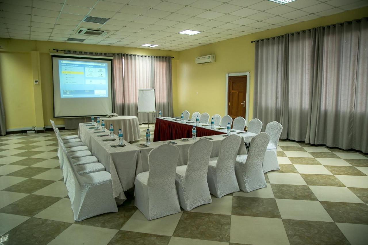 Kebbys Hotel Dar-es-Salaam Eksteriør bilde