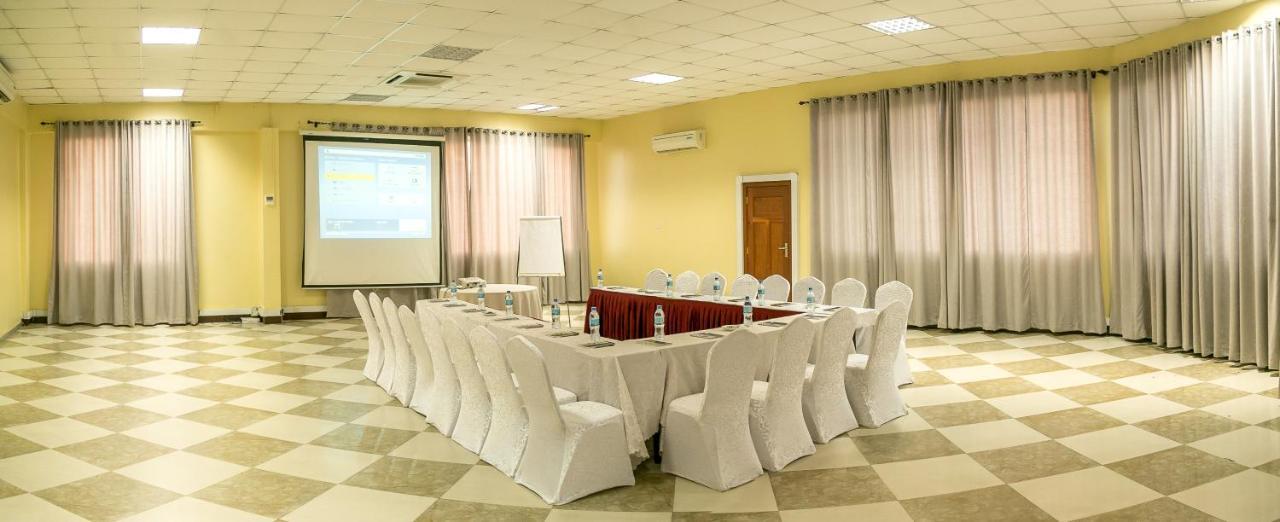Kebbys Hotel Dar-es-Salaam Eksteriør bilde