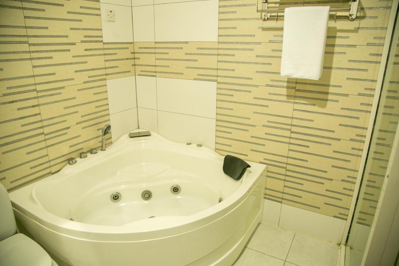 Kebbys Hotel Dar-es-Salaam Eksteriør bilde